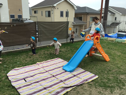 ひかりぐみさんは滑り台とシャボン玉で遊びました。楽しそうに滑り台を滑ったり、元気よくシャボン玉を追いかけて遊んでいました！
