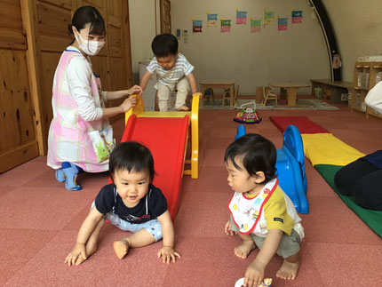 ひかりぐみさんとそらぐみさんは滑り台とマットで遊びました。