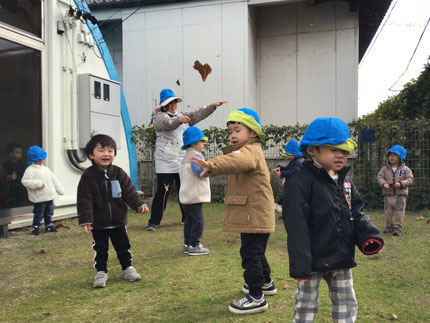 ほしぐみさんは大きな落ち葉で遊びました。落ち葉を風に飛ばしたり、手でくしゃくしゃにして触感を楽しんでいました。