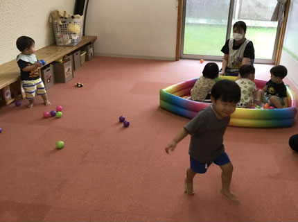 ボールプールでは、たくさんのボールの中に入ったり、集めたボールでシャワーごっこをして楽しんでいました！