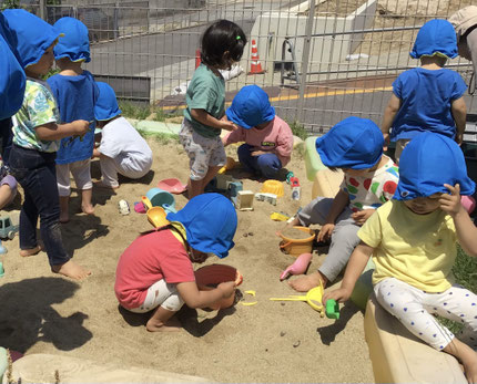 カップ、恐竜、ダンプカーなど好きなおもちゃを選んで、「ゼリーできたよ！」「どんぐり、のせるね！」「バケツにすながいっぱい！」と、お友達と楽しくお話ししながら遊んでいました。