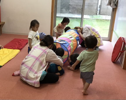 特にトンネルはみんな大好きで、お友だちと一緒にトンネルをくぐるのはもちろん、横の窓やトンネルの端っこから、誰が出てくるかトンネルの中を見るのも大人気でした！友達が出てくると、「うわぁ！」と大喜びでした！