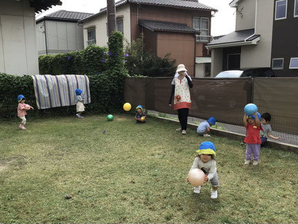 その後はボールで遊びました。「みてみて！すごく高く飛ぶよ！」とボールを上手に投げていました。