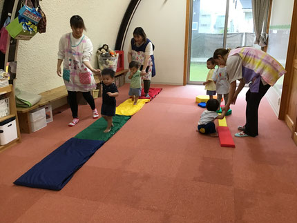 今日は、ほしぐみさんとひかりぐみさんはサーキット遊びをしました。平均台を渡ったり、ふわふわのマットの上を楽しそうに歩いていました。
