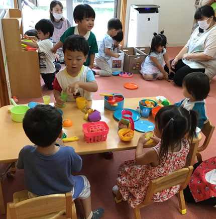 新しいキッチンを見つけると早速、ままごとが始まりました。キッチンで作ったものを運んだり、お客さんになって食べたり、とても盛り上がっていました。