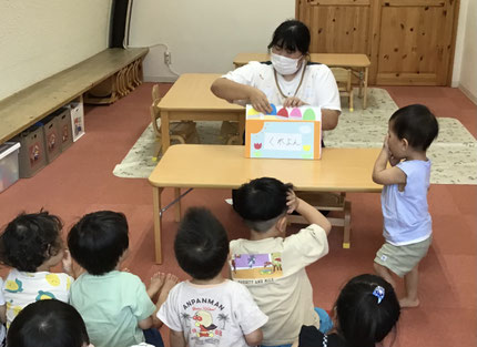 お楽しみ会は、先生が「どんないろがすき？」の出し物をしてくれました。