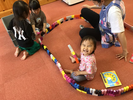 プールを見学したお友達が、「お部屋にも大きなプールを作りたい！」と言ったので、ブロックで作りました。