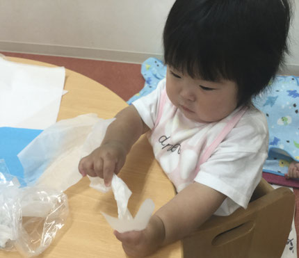 　そらぐみさんは、おはな紙をくしゅくしゅして遊びました。上手におはな紙をくしゅくしゅして、ビニール袋に入れました。何ができるかは、お楽しみですね !