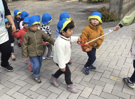 今日は、ほしぐみさんは園周辺にお散歩に行きました。今日はまだ風が冷たかったけれど、「たんぽぽあったよ！」「おはながいっぱいさいてる！」と小さい春を見つけていました！