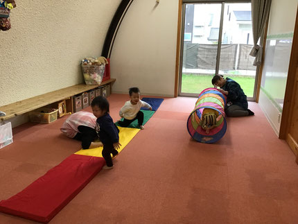 そらぐみさんは、トンネルや、触感マットで遊びました。トンネルから「ばぁ！」と顔をのぞかせたり、ガサガサ音がするマットを楽しそうに歩いていました！