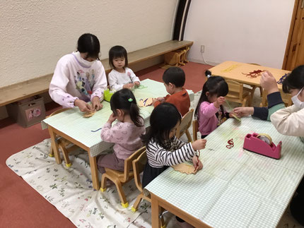 ほし組さんは、節分の製作遊びをしました。鬼の頭に毛糸の紐通しをしました。黄色、赤色、青色、緑色の4色から好きな色を2色選び、好きなところに通しました。みんな、最初から最後まで集中していました。