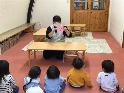 お楽しみ会は先生が「まんまるちゃん」の出し物をしてくれました。
