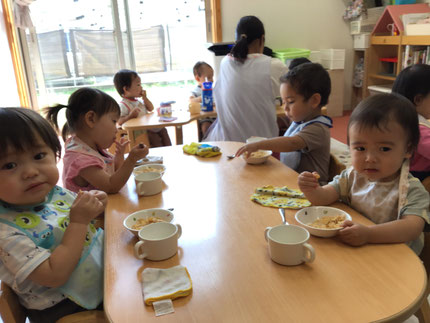 みんなで食べるおやつは美味しいね！