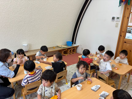 「ゼーリーまだかな？」と1日中楽しみにしていたほしぐみさん。おやつの時間には「これ、つくったんだよね！」「おいしいいね！」とみんなうれしそうにゼリーを食べていました！
