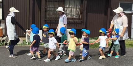 １、２、１、２、と保育者の声に合わせて歩きました。前のお友達についてしっかり歩いています。園外に散歩に行く日が楽しみだね。