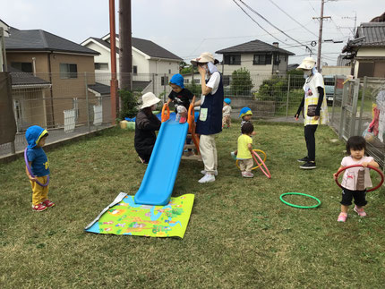 今日は秋晴れのいい天気で外でいっぱい遊びました！ほしぐみさんとひかりぐみさんは滑り台やフラフープで遊びました。