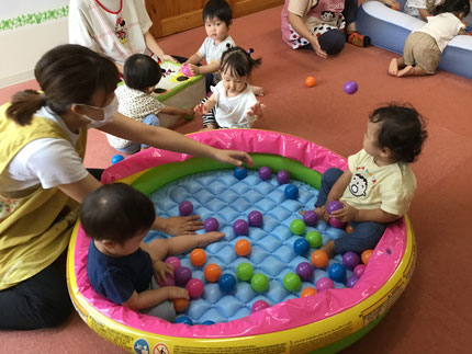 天候が悪く、外に出られません。それでは…お部屋の中でプールに入ってみました。水の代わりはボールです。気分は十分プールの心地。中に入ることも座ることもすっかり慣れたようです。