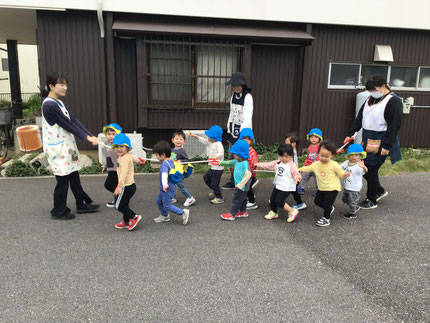 入園式から2週間が経ち、園生活にも慣れてたくさんの笑顔が見られるようになりました！今日はほしぐみさんは駐車場で誘導ロープの練習をしました！「これ、おもしろいよね！」とみんなニコニコでした。