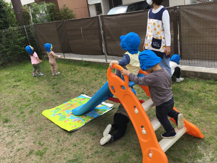ちょうちょが飛んできて、みんな大喜びで追いかけていました。