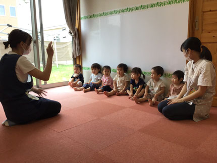 今日は、朝から不安定な空模様でした。そら組さんとひかり組さんのお友達は何して遊ぶのかな？一生懸命お話を聞く姿が素敵ですね。