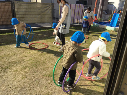 「せんせいみて！みて！いち１、２ってあるけるよ！」と２つのフラフープに足を乗せて上手に歩いている子もいました！