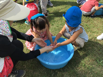 触っていると、どんどん小さくなっていくよ。ほんとだ！でもまだまだいっぱいあるね。