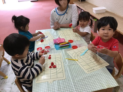 今日は、ほしぐみさんは粘土で遊びました。粘土ベラでチョキチョキ粘土を切ってご馳走を作ったり、「みてみて！お団子！」と丸い粘土をいっぱい串に刺したり、「アイスできたよ！」とカップに入れて食べさせてくれる子もいました。