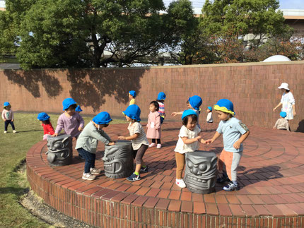 「太鼓みたいだねー」と、広場にあったオブジェで遊び始めた子どもたち。作った歌を歌いながら楽しんでいました。