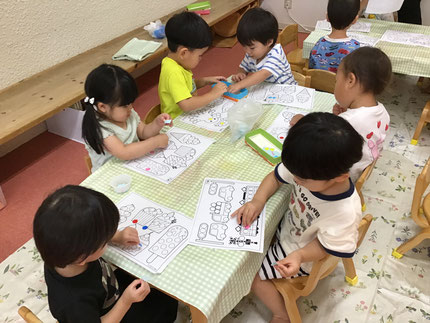 今日は、ほしぐみさんはシール遊びをしました。お気に入りの絵を選んで、丸の中に「ピンクにする！」「みずいろ」と好きな色のシールを貼っていました。
