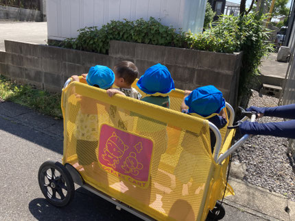 そらぐみさんとひかりぐみさんは園周辺をお散歩しました。