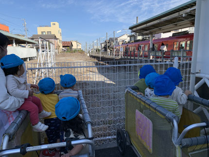 　今日、ひかりぐみさんとそらぐみさんは、電車を見に行きました。