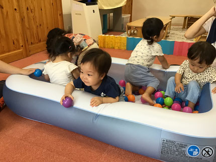 大きいプールも今日はひかり組とそら組で占領。ボールを投げて自分の頭に当たっても平気です。戸外でも室内でもやっぱりプールは大好きだね。