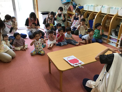 みんな、だるまさんと一緒にゆらゆらしたり、にこっ！とポーズをして楽しそうに見ていましたよ！