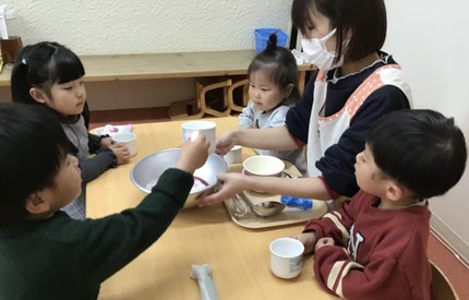 みんな１杯ずつコップで牛乳を入れて泡立て器で上手に混ぜていました！