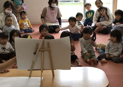 みんな、「うさぎいた！」「てんとうむし！」「にょろにょろヘビいた！」と隠れている生き物を探しながら、楽しそうに見ていました！