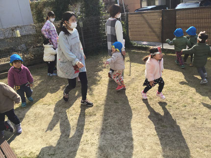 ほしぐみさんは、むっくりくまさんをして遊びました。くまさんのお面を頭につけたお友だちは、お面をつけていないお友だちを目掛けて走っていました。「ガブガブ」と食べるマネをしてなりきって楽しそうにしていました。寒かったので、たくさん走ってポカポカになったね！