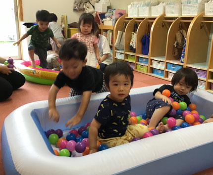 今日はプール開き。楽しみにしていたのですが、雨で延期になりました。それならばと、室内で水のかわりにボールを使ってプール遊びを楽しみました。