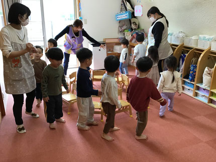 今日はほしぐみさんは椅子取りゲームをして遊びました。みんなドキドキしながら音楽に合わせて椅子の周りを歩いています。