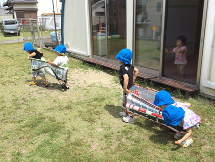 途中で草の切符を取っている子もいました。お部屋からひかりぐみさんが手を振ってくれていました！