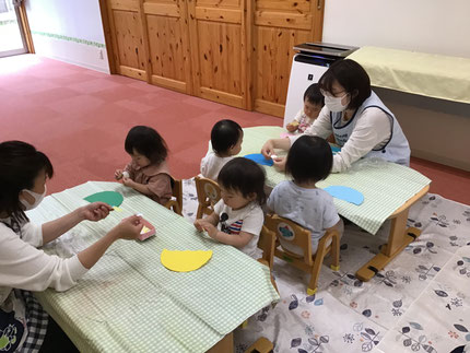ひかり組さんは、シール貼りを楽しみました。自分で好きな色の傘の形の画用紙を選びました。