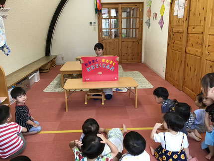 お楽しみ会は、先生が「おおきくおおきくおおきくなあれ」の大型紙芝居を読んでくれました。
