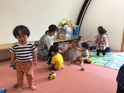 指スタンプが終わったら、先生と一緒に車のおもちゃで遊びました。お気に入りが見つかったかな？