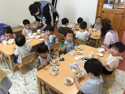 「やったぁ！うどんだ！」「つるつる、だーいすき！」「にんじんあった！」とみんな嬉しそうに食べていました。