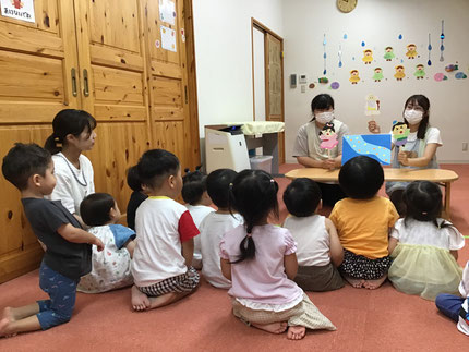 七夕会がありました。先生たちがペープサートで由来を教えてくれました。みんな真剣に話を聞いていました。