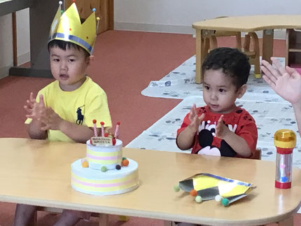 今日は５月生まれのお友達のお誕生日会をしました。みんなから♪ハッピーバースデー♪の歌とケーキのプレゼント。お誕生日おめでとう！