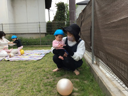 テラスでボール遊び、虫探しを楽しんだそらぐみさんとひかりぐみさんです。