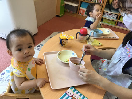 そらぐみさんも、小さなまあるいおにぎりを嬉しそうに食べていました！