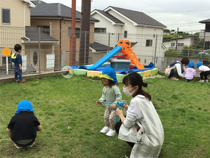 今日はシャボン玉遊びをしました。ふーっと息を拭いて大きなシャボン玉ができると、「やったー！」と大喜びでした。