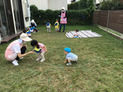 今日は、そらぐみさんとひかりぐみさんは長縄とシャボン玉で遊びました。ピョンと長縄を飛び越したり、自分で長縄を持ってくねくね回してヘビを作っていました。