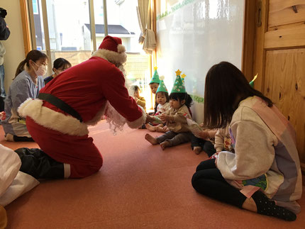 今日はクリスマス会でした！「サンタさんだ！」「トナカイさんもいる！」とみんな大喜びでした！